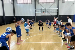 如何通过篮球夏令营提升个人技术和战术意识?